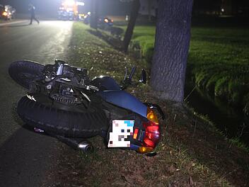 Kreis Ansbach: Motorradfahrer st&uuml;rzt ohne Helm - schwer verletzt