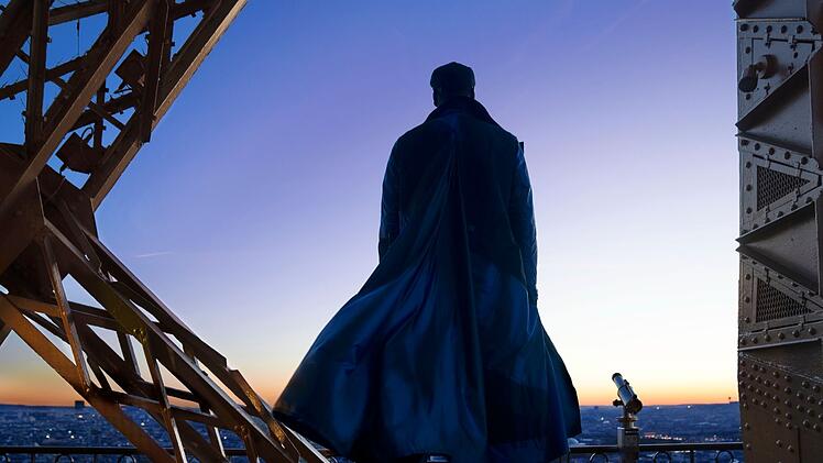 Paris zu seinen F&uuml;&szlig;en: "Lupin" wacht wieder &uuml;ber seine Stadt.