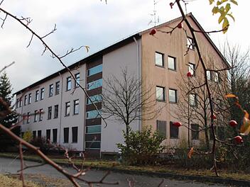 Gebäude 38, das 1987 errichtete südlichste Bauwerk in der ehemaligen Kaserne mit fast 1700 Quadratmetern Geschossfläche könnte zur Unterkunft für Asylbewerber werden.  Fotos: Eckehard Kiesewetter