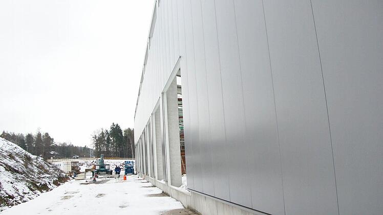 Zur Straße hin ist die Halle schon teilweise verkleidet