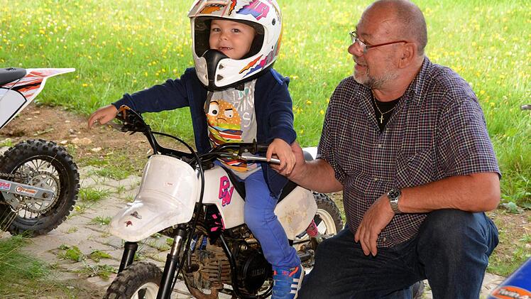 Mit seinen größeren Geschwistern und seinem Opa war er aufs Vereinsgelände an der B 19 gekommen und hatte sichtlich Spaß.