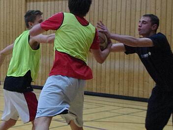 Die Turnerschaftssportler und die Basketball-Neulinge gingen toll aufeinander ein. So entwickelten sich überraschend schnell ein gutes Zusammenspiel. Fotos: Marco Meißner