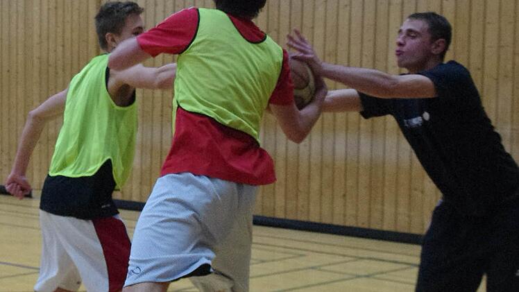 Die Turnerschaftssportler und die Basketball-Neulinge gingen toll aufeinander ein. So entwickelten sich überraschend schnell ein gutes Zusammenspiel. Fotos: Marco Meißner