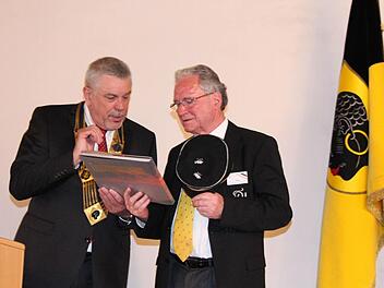 Gerhard Wilk, gebürtiger Coburger, erhielt ein Coburg-Buch.