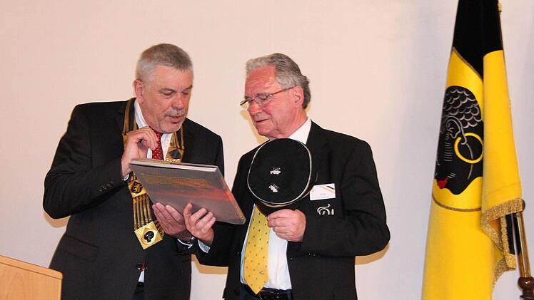 Gerhard Wilk, gebürtiger Coburger, erhielt ein Coburg-Buch.