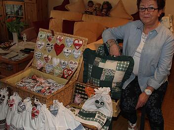 Anneliese Pittel hat schon immer gerne genäht. Daraus hat die Himmelkronerin eine Geschäftsidee gemacht - sie produziert Brotsäckchen am laufenden Band. Ihre aufwändig verzierten Schmuckstücke verkauft sie in Bäckereien und auf Flohmärkten. Fotos: Sonja Adam