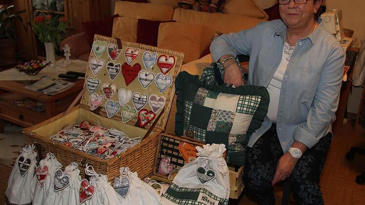 Anneliese Pittel hat schon immer gerne genäht. Daraus hat die Himmelkronerin eine Geschäftsidee gemacht - sie produziert Brotsäckchen am laufenden Band. Ihre aufwändig verzierten Schmuckstücke verkauft sie in Bäckereien und auf Flohmärkten. Fotos: Sonja Adam
