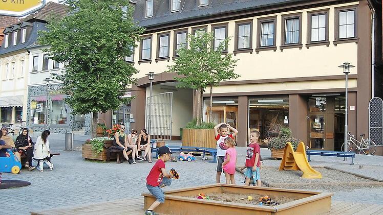 Das Gebäude Marktplatz 10 (im Hintergrund) ist wieder als Flechthaus im Gespräch. Foto: Andreas Welz