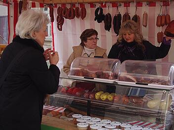 Beim Kronacher Bauernmarkt gibt es regionale Köstlichkeiten, inklusive eines "Gratis-Schwätzchen".  Foto: Heike Schülein