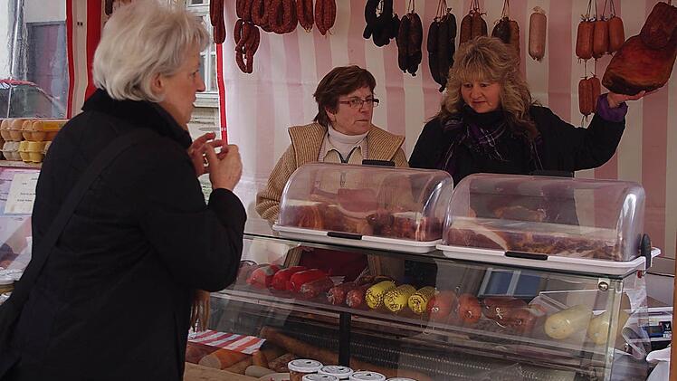 Beim Kronacher Bauernmarkt gibt es regionale Köstlichkeiten, inklusive eines "Gratis-Schwätzchen".  Foto: Heike Schülein