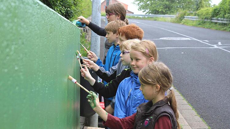 Gädheim wird grün. Dafür verantwortlich sind (von rechts) Mariella, Michelle, Lena, Leon, Tizian, und Laura.