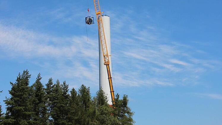 Die Spannglieder werden von einem 320-Tonnen-Kran bis über den 78 Meter hohen Betonturm von Windrad Nummer 1 gehoben.  Foto: Friedwald Schedel
