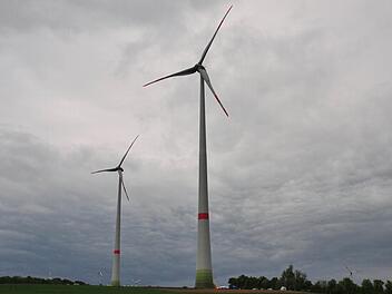 Windr&auml;der bei G&auml;dheim: Kleiner als die bei Kirchlauter auf dem Tonberg geplanten, aber auch in der Form w&uuml;rden die Anlagen den Kirchlauterern wohl kaum schmecken.  Foto: Ulrike Langer