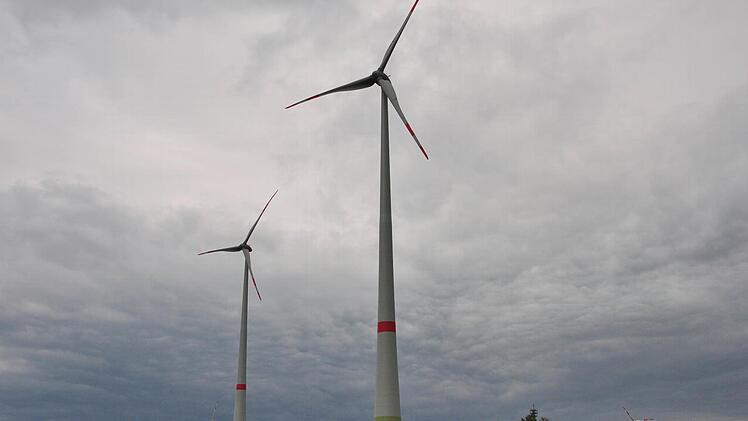 Windr&auml;der bei G&auml;dheim: Kleiner als die bei Kirchlauter auf dem Tonberg geplanten, aber auch in der Form w&uuml;rden die Anlagen den Kirchlauterern wohl kaum schmecken.  Foto: Ulrike Langer