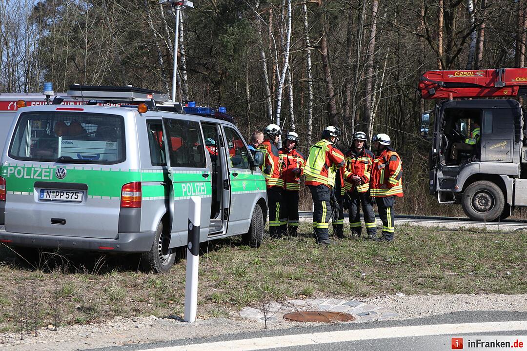 Motorradfahrer rutscht unter Lastwagen