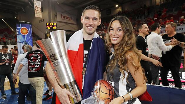 Stolz pr&auml;sentieren Fabien Causeur und seine spanische Freundin Lucia Aycart die Troph&auml;en nach der Meisterfeier in Bamberg. Foto: Daniel L&ouml;b