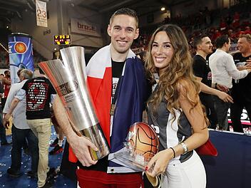 Stolz präsentieren Fabien Causeur und seine spanische Freundin Lucia Aycart die Trophäen nach der Meisterfeier in Bamberg. Foto: Daniel Löb