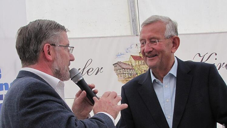 Schirmherr und Landrat Michael Busch gratuliert dem Coburger VdK-Kreisvorsitzenden Hellmut Ott zum 70-jährigen Bestehen des VdK-Kreisverbandes Coburg.  Foto: Martin Koch