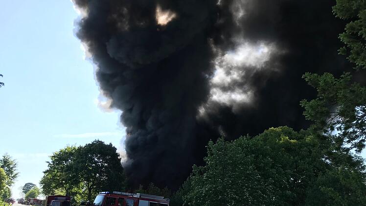 Riesige Rauchsäulen am Himmel: In Röslau (Kreis Wunsiedel) brennt eine Kfz-Werkstatt. Die Polizei warnt Anwohner. Foto: NEWS5 / Fricke
