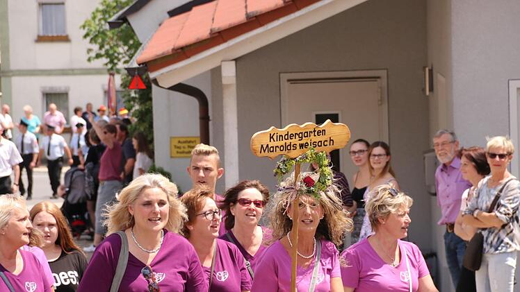 Die Bediensteten des örtlichen Kindergartens und der Kita zogen singend im Festzug mit.H. Will