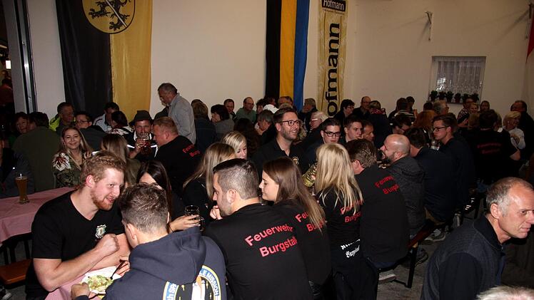 Die Freiwillige Feuerwehr Burgstall richtet die Kirchweih aus.