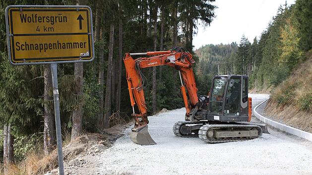 Die Gemeindeverbindungsstra&szlig;e von Schnappenhammer nach Wolfersgr&uuml;n wurde aufwendig saniert und ist nunmehr fast fertig. Am 12. Oktober soll die Fahrbahn wieder freigegeben werden.  Michael Wunder