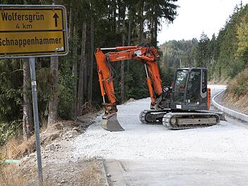 Die Gemeindeverbindungsstraße von Schnappenhammer nach Wolfersgrün wurde aufwendig saniert und ist nunmehr fast fertig. Am 12. Oktober soll die Fahrbahn wieder freigegeben werden.  Michael Wunder