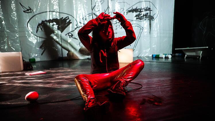 Szene aus "4.48 Psychose" im Coburger Theater in der Reithalle Foto:  Henning Rosenbusch