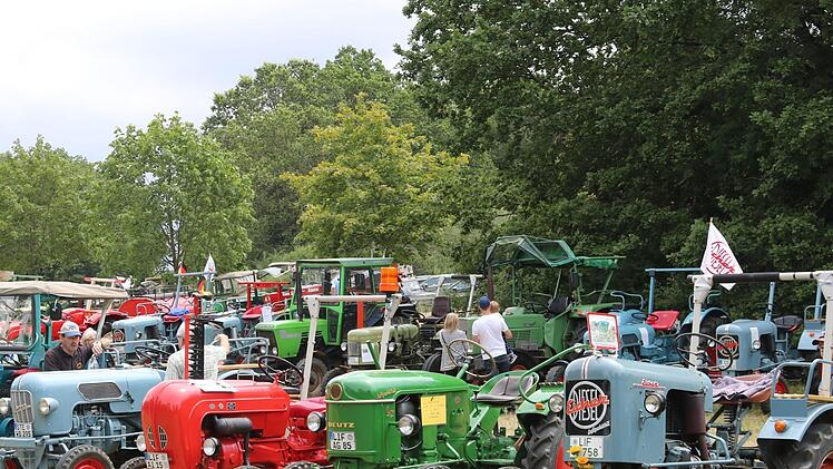 Das kleine &Ouml;rtchen Fierst verwandelte sich am Sonntag wieder in eine riesige Oldtimer-Galerie.
