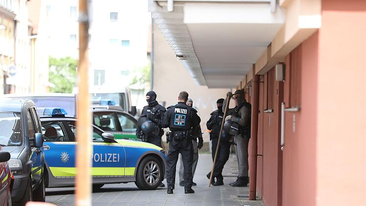 SEK-Einsatz in N&uuml;rnberg: Mann verschanzt sich in Wohnung - Polizei riegelt Gegend ab