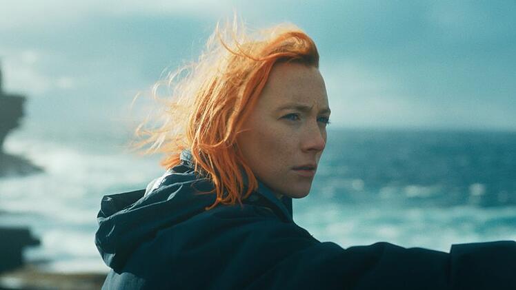 Saoirse Ronan verkörpert in "The Outrun" Rona, die versucht, ihrem alten Leben (und ihrer Alkoholsucht) zu entkommen.