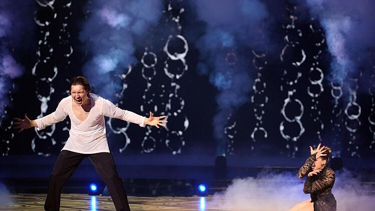 Mariia Maksina und Evgeny Vinokurov stellen rasende Eifersucht zu "Toxic" so stark dar, dass Mabuses Emotionen durchdrehen: "Mein Herz hat gerast!"