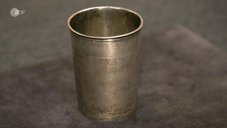 Einen alten Becher aus 812,5 Silber datierte Heide Rezepa-Zabel von 1661 bis 1704. das Stück stammte laut Meisterzeichen von Thomas Ringler aus Nürnberg. Der Wunschpreis lag bei 147 Euro (ein Euro pro Gramm Silber). Geschätzt wurde auf 500 bis 600 Euro und Händlerin Susanne Steiger zahlte 450 Euro.