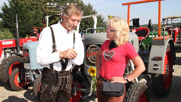 Egon Eicher, Sohn des Firmengründers Albert Eicher und Edith Wimmer aus Niederbayern beim Fachsimpeln