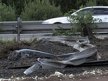 Auf der A73 ist ein Autofahrer in eine Mittelschutzplanke gefahren.