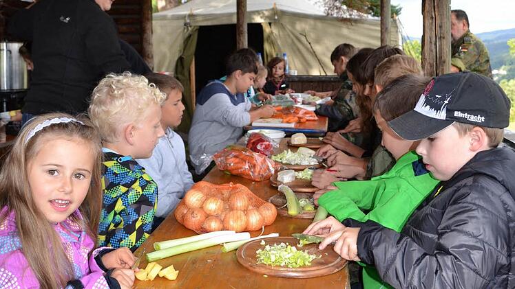 Gemeinsam wurde ein leckerer Eintopf gekocht.