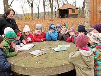 Direkt vor der Wallburg hörten die Buben und Mädchen des Kindergartens Weisbrunn am Vorlesetag Rittergeschichten mit ihren Erzieherinnen Simone Zier (links) und Luise Weinholz (rechts). Foto: Günther Geiling