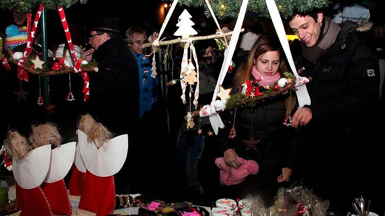 Marco Fontana (rechts) bewundert mit Freundin Giulia die schönen Basteleien.
