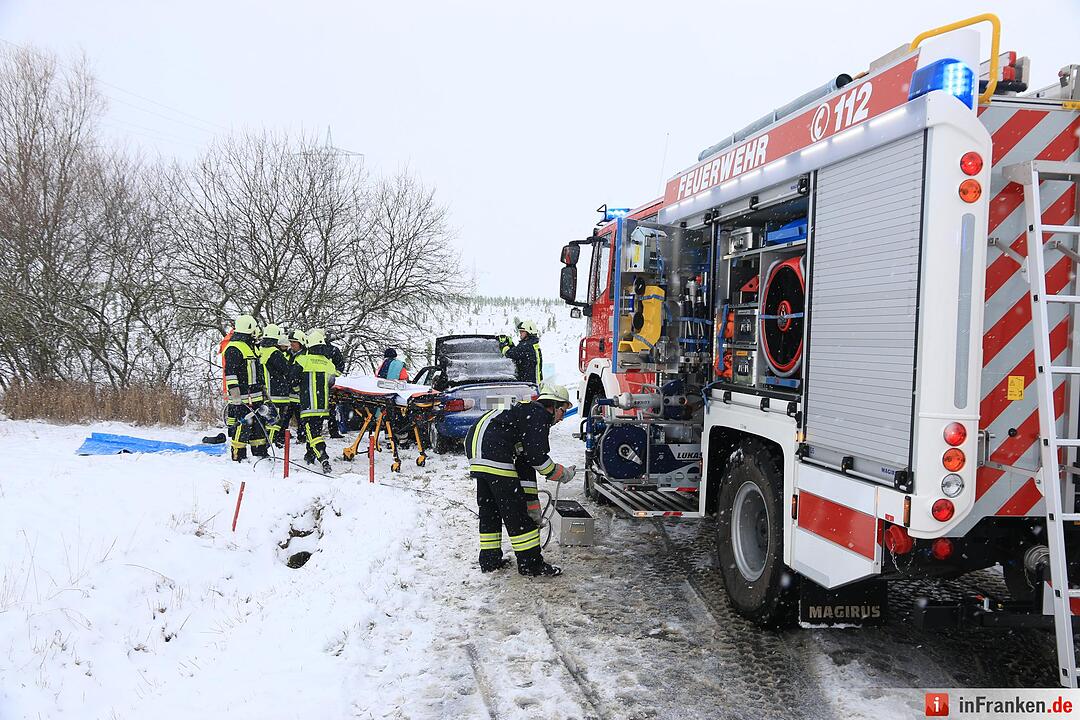 Auto ruscht bei Amlingstadt in den Graben