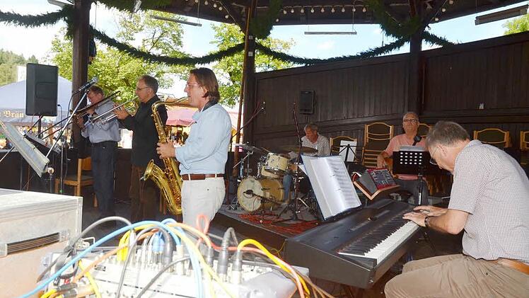 Mit eigenen Swing-Arrangements begeisterte die Gruppe Big Bonn Special ihre Zuhörer beim Freischießen in Kronach. Foto: Karl-Heinz Hofmann