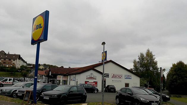 Vor dem Lidl-Discounter sind sämtliche Bäume verschwunden.  Fotos: Thomas Weichert