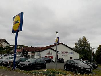 Vor dem Lidl-Discounter sind sämtliche Bäume verschwunden.  Fotos: Thomas Weichert