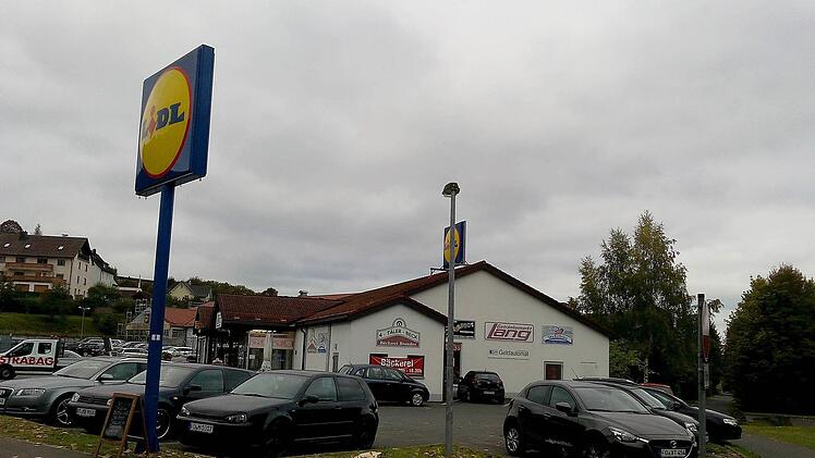 Vor dem Lidl-Discounter sind sämtliche Bäume verschwunden.  Fotos: Thomas Weichert