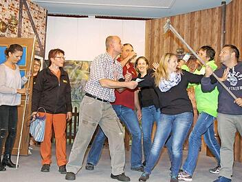 Auf Hochtouren laufen die Probenarbeiten bei der Theatergruppe Ebersdorf, die heuer den Dreiakter "Kreuzfahrt im Schweinestall" präsentiert.  Foto: Alexandra Kemnitzer