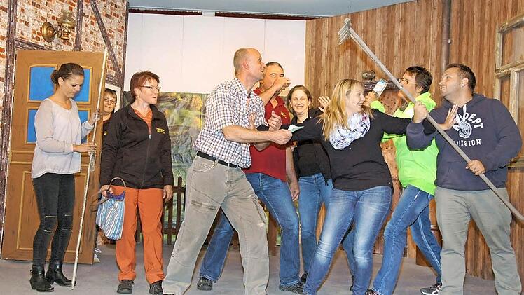 Auf Hochtouren laufen die Probenarbeiten bei der Theatergruppe Ebersdorf, die heuer den Dreiakter "Kreuzfahrt im Schweinestall" präsentiert.  Foto: Alexandra Kemnitzer
