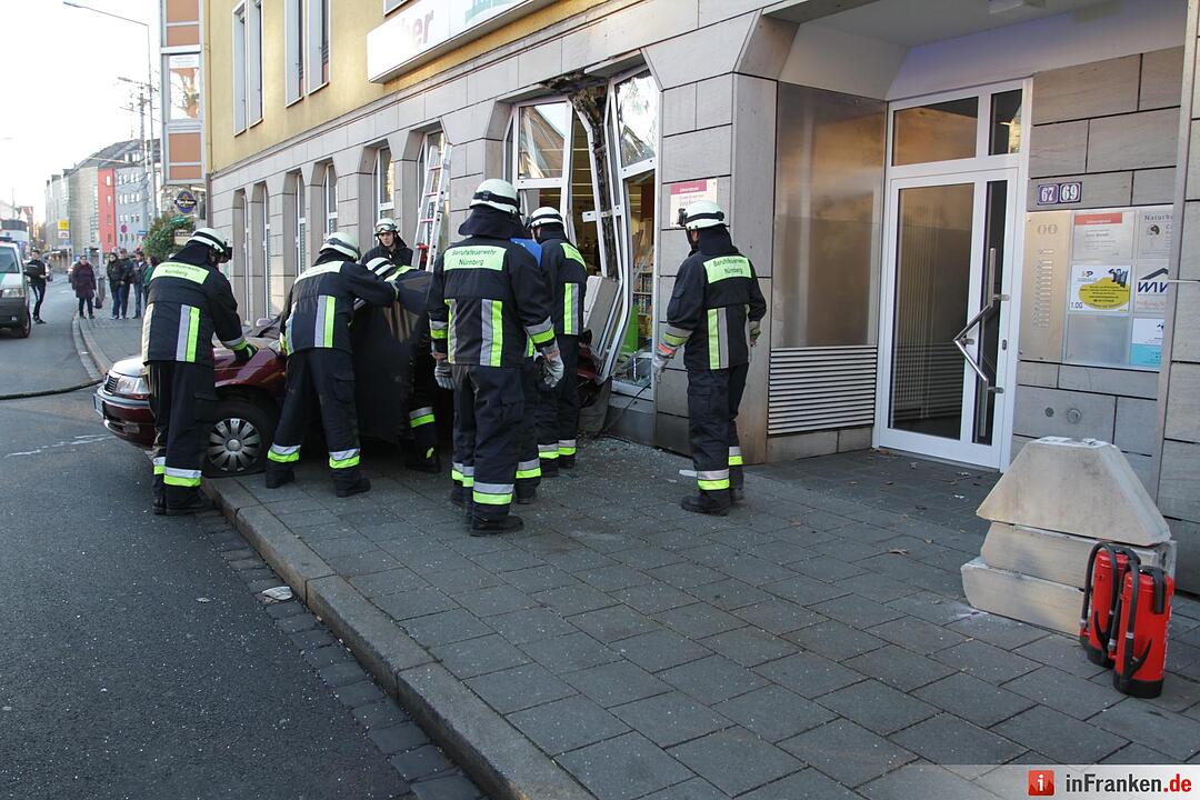 Auto kracht rückwärts in Reformhaus