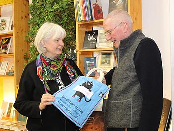 Irene Peter und Wolf Sander verabschieden sich mit eigens bedruckten Taschen von ihren Kunden. Carmen Schwind