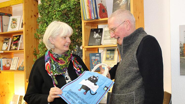 Irene Peter und Wolf Sander verabschieden sich mit eigens bedruckten Taschen von ihren Kunden. Carmen Schwind