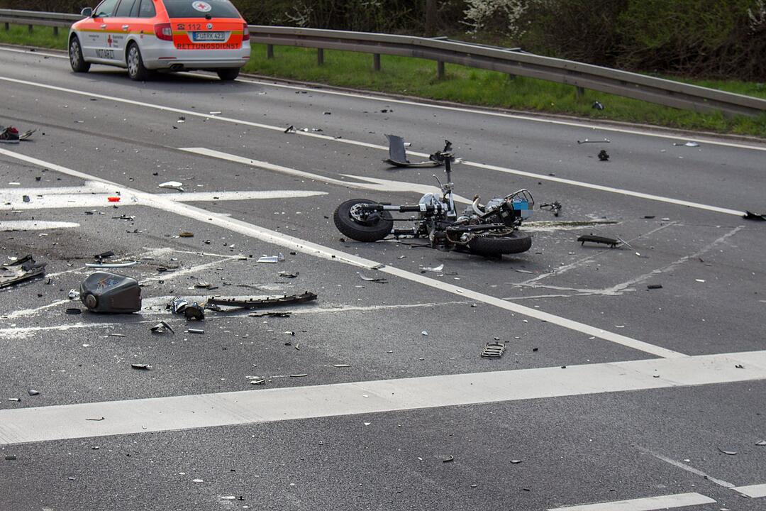 Tödlicher Unfall bei Zirndorf: Motorradfahrer stirbt nach Kollision mit Polizeiauto