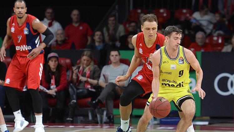 Medi-Spielmacher David Stockton gegen den Ex-Bayreuther Robin Amaize. Foto: Peter Mularczyk